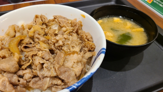 みそ汁と牛丼